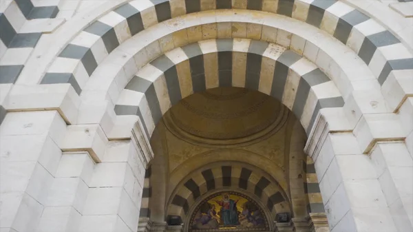 Chiesa cattolica in una città europea in una giornata estiva soleggiata. Scorte . — Foto Stock