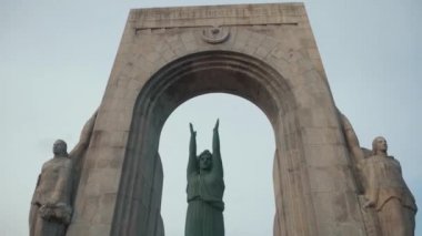 Avrupa şehirlerinden birinde savaş kahramanları Anıtı. Hisse senedi.