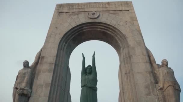 Monumento a los héroes de guerra en una de las ciudades de Europa. Existencias . — Vídeo de stock