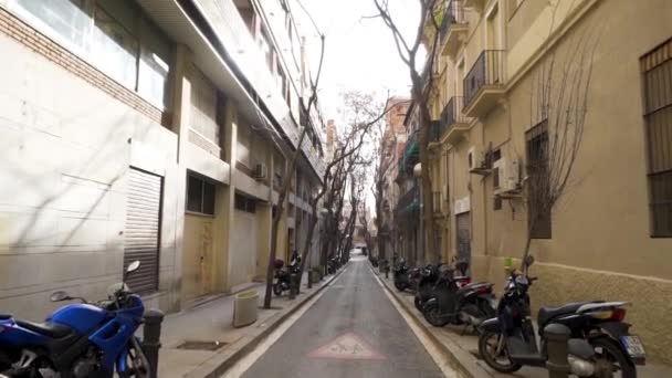 Inghilterra, Londra - maggio. 25 2018: Strada stretta in città. Diversi scooter sono parcheggiati al muro dell'edificio alto. Azioni. Fila di scooter parcheggiati di notte nel centro della città — Video Stock