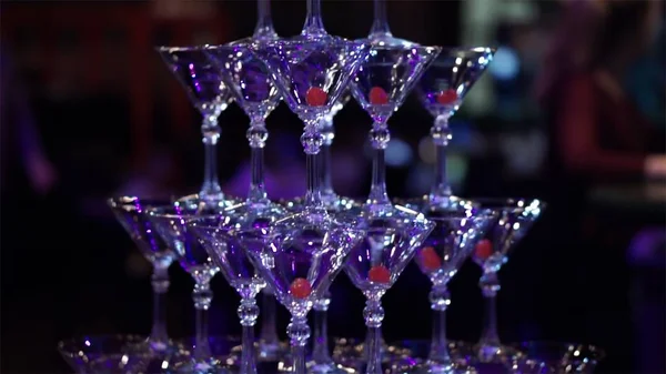 Piramide van glazen champagne op huwelijksfeest. Clip. Champagne piramide voor huwelijksfeest. Ober gieten van champagne in wijnglazen op de piramide — Stockfoto