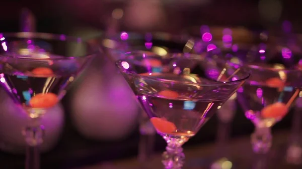 Γυαλιά με το αλκοόλ και διάφορα ποτά. Κλιπ. Ποτήρια σαμπάνιας είναι στο τραπέζι μπουφέ, σαμπάνια από το γυαλί, τραπέζι μπουφέ με το αλκοόλ σε ένα εστιατόριο, θέα — Φωτογραφία Αρχείου