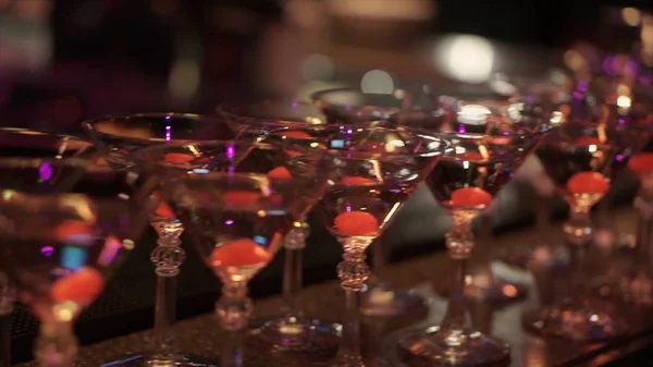 Óculos com álcool e bebidas diferentes. Clipe. Copos de champanhe estão na mesa do buffet, champanhe na taça, mesa buffet com álcool em um restaurante, vista lateral — Fotografia de Stock