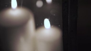 Düğün masa mumlar. Küçük. Masada bir rustik ahşap masa cam iki Dekoratif mumlar arkasında iki mum yaktı