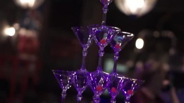 Bardak şampanya düğün üzerinde gelen piramit. Küçük. Şampanya piramit düğün için. Kadehlerin piramit, Şampanya dökme garson