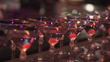 Gözlük ile alkol ve farklı içecekler. Küçük. Bir restoranda, yan görünüm alkolle büfe masa büfe, kadehte şampanya bardak şampanya yanıyor