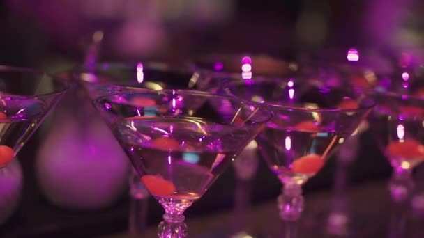 Glasses with alcohol and different drinks. Clip. Glasses of champagne are on the buffet table, champagne by the glass, buffet table with alcohol in a restaurant, side view — Stock Video