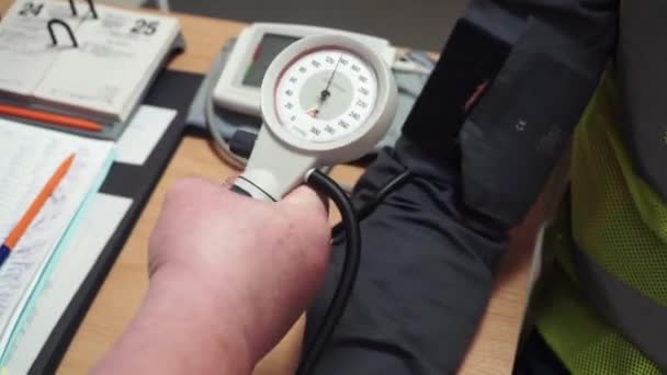 Close Doctor Who Measures Pressure Patient Clip Male Doctor Checking — Stock Video