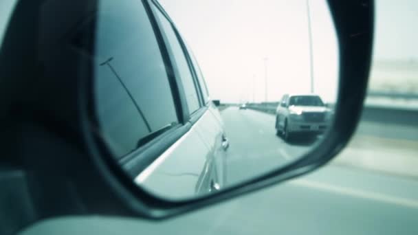 Close-up shot van een kant-achteruitkijkspiegel van de auto. Voorraad. Weergave spiegel zijaanzicht van auto's rijden achter op een snelweg — Stockvideo