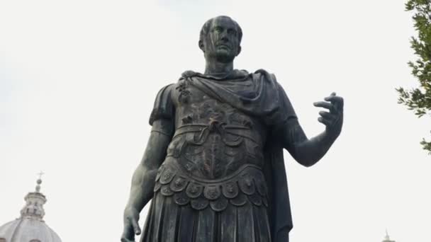 Julius Caesar staty i Rom Rom, Italien. Lager. Video av en staty av Julius Caesar — Stockvideo