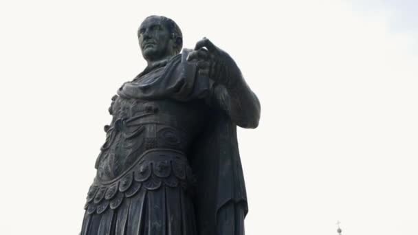 Estatua Julio César En Roma Roma, Italia. Acciones. Vídeo de una estatua de Julio César — Vídeos de Stock