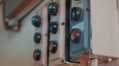 Retro aletleri güç kapama üzerinde gerilim kaynağı. Hisse senedi. Eski Sovyet askeri açma/kapatma düğmesi. Atış bir satır yukarı bir anahtarları kontrol paneli kapatın.