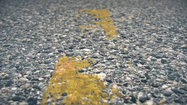 Asfalt, yol çizgi yapısını. Araçların hareketi için animasyonlu yol Close-up, karanlık bir kapak anayol yol işaretleri - beyaz çizgili. Asfalt karayolu sarı lekeler çizgilerle