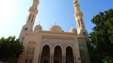 Güzel beyaz Camii güneş ışığı altında. Güzel beyaz Camii. Hisse senedi. Sokaktan görüntülemek