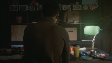 Gece geceleri evde oturan ve çalışan genç adamın arka görünümü. Stok. Gece ofiste çalışan adamın arka görünümü. Ofiste büyük ofis penceresinden görünümlü düşünceli işadamı arka görünümü