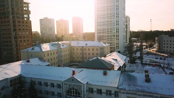 Condomini o condomini coperti di neve. Azioni. Veduta aerea sull'antica architettura sovietica nel distretto di Karoliniskes. Paesaggio urbano invernale con prospettiva stradale vista aerea dall'alto — Foto Stock
