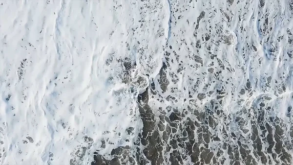 Vue supérieure sur les vagues de mer. Des vagues et de la mousse d'un bateau de croisière. Des actions. Texture d'une belle vague dans l'océan. surface lisse d'eau de mer, soleil de réflexion d'océan — Photo