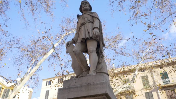 Mężczyźni pomnik przy ulicy, Europa. Statua sławny człowiek w środku europejskiego miasta. Magazynie. — Zdjęcie stockowe