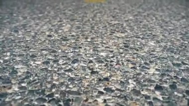 Asfalt, yol çizgi yapısını. Araçların hareketi için animasyonlu yol Close-up, karanlık bir kapak anayol yol işaretleri - beyaz çizgili. Asfalt karayolu sarı lekeler çizgilerle