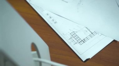 Mimarlar Resepsiyon planları ve bilgisayar ile genel gider görünümünü. Hisse senedi. «Ana sayfa» çalışma masası görünümünü: laptop, Gözlük, cep telefonu, kalem, çizim mimar, yakın çekim