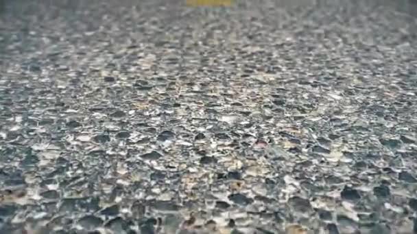Asfalt, yol çizgi yapısını. Araçların hareketi için animasyonlu yol Close-up, karanlık bir kapak anayol yol işaretleri - beyaz çizgili. Asfalt karayolu sarı lekeler çizgilerle — Stok video