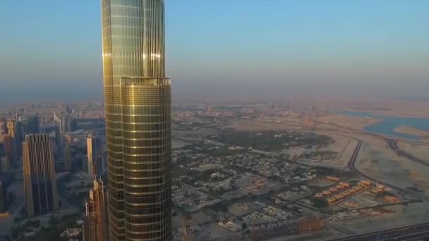 Dubai, Förenade Arabemiraten - 09 maj 2018: Skyskrapan Burj Khalifa är högsta i världen med solen speglar. Lager. Byggnaderna i emiratet Dubai — Stockvideo