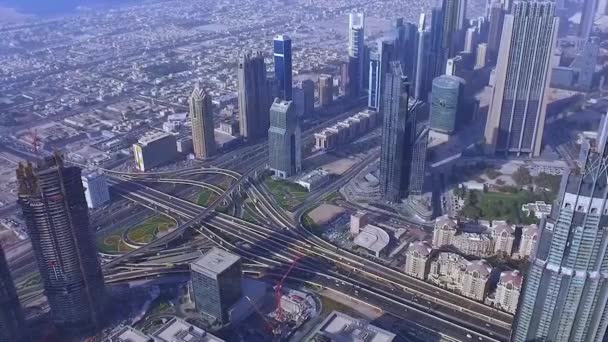 DUBAI, Emiratos Árabes Unidos - 09 DE MAYO DE 2018: Vista aérea de una intersección de carreteras en Dubai. Acciones. Vista aérea del cruce de carreteras con poco tráfico en Dubai, Emiratos Árabes Unidos, al atardecer. Famoso camino Sheikh Zayed en el centro de Dubai — Vídeos de Stock