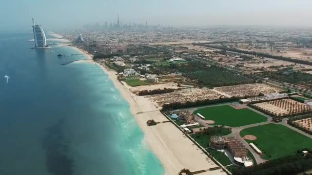 DUBAI, Emiratos Árabes Unidos - 09 DE MAYO DE 2018: Vista aérea del hotel Burj Al Arab, mejor valorado del mundo. Acciones. Burj Al Arab en Dubai, Emiratos Árabes Unidos. Burj Al Arab. Costa de Dubái desde el aire. Vista aérea — Vídeos de Stock