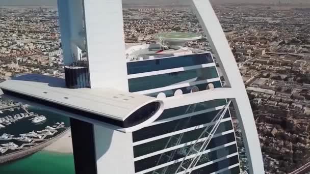 Дубаї, ОАЕ - 09 травня 2018: Пташиного світу найбільш високо Оцінений готель Burj Al Arab. Фондовий. Бурдж аль-Араб в Дубаї, ОАЕ. Burj Al Arab. Дубая берегової лінії з повітря. Пташиного польоту — стокове відео