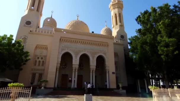 Hermosa mezquita blanca a la luz del sol. Hermosa mezquita blanca. Acciones. Vista desde la calle — Vídeos de Stock