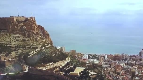 Castello di Alicante Santa Barbara con vista panoramica aerea sulla famosa città turistica della Costa Blanca, Spagna. Azioni. Veduta aerea del porto della città dal Castello di Gibralfaro — Video Stock