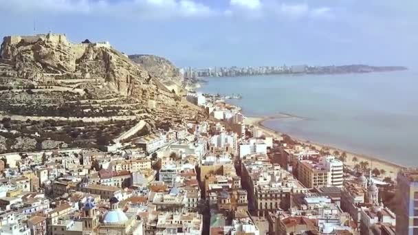 Castello di Alicante Santa Barbara con vista panoramica aerea sulla famosa città turistica della Costa Blanca, Spagna. Azioni. Veduta aerea del porto della città dal Castello di Gibralfaro — Video Stock