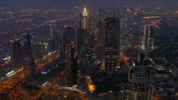 Panorama Dubaje v čas západu slunce, Spojené arabské emiráty. V UK. Dubai Marina modrá hodina, třpytivé světla a nejvyšších mrakodrapů během jasného večera s modrou oblohou. Fantastický noční Panorama s — Stock video