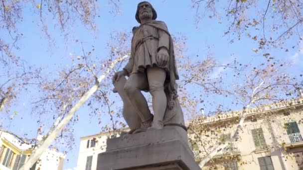 Men statue at street, Europe. Statue of the famous man in the middle of a European city. Stock. — Stock Video