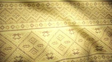 Sarı dalgalar fon için düz arka plan kumaş ipek. Arka plan sarı limon renk kumaş. Dalgalar kumaş bez rüzgarda. İnce ipek dekoratif kumaş. Dekoratif kumaş. Tuval saten