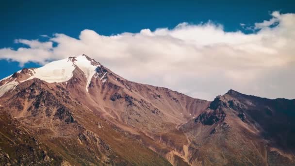 पहाड़ों और गहरे नीले आकाश में ग्रीष्मकालीन परिदृश्य। समय अंतराल। स्टॉक पहाड़ी चोटी और बादल आकाश के साथ समयबद्ध दृश्य — स्टॉक वीडियो