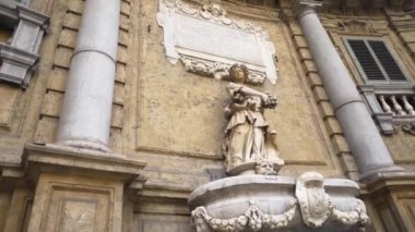 Avrupa'nın antika anıt. Bir Europe şehrin antik heykel. Hisse senedi. Eski ünlü heykeli