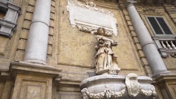 Monumento antiguo en Europa. Escultura antigua en una de las ciudades de Europa. Acciones. Antigua estatua famosa — Vídeos de Stock