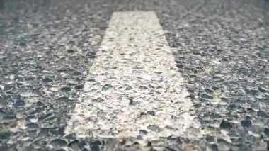 Line On The Road, yakın çekim, hızlı hareket. Hız yol uçuş, sorunsuz döngü mümkün. Yol, asfalt, Yön gösteren beyaz ok işaretleri yakın yol, otoyol. Kentsel trafik akışı, darbe.