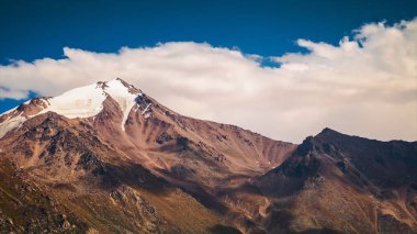 Yaz peyzaj dağlar ve koyu mavi gökyüzü. Zaman atlamalı. Hisse senedi. Timelapsed sahne dağ zirveleri ve bulutlu gökyüzü ile