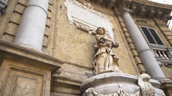 Antikes denkmal in europa. antike Skulptur in einer der europäischen Städte. Aktien. Berühmte Statue — Stockfoto