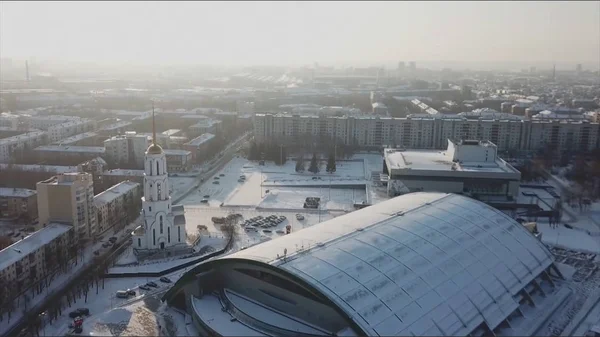 Vue aérienne de l'église en Russie. Vue aérienne d'un paysage urbain d'une ville avec une rivière traversante en hiver. Des actions. Toits enneigés blancs et neige partout dans la ville . — Photo