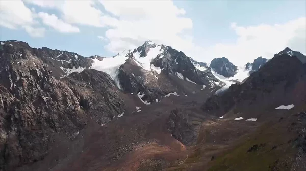 Montagne innevate. Azioni. Veduta aerea sulle montagne con cappuccio di neve, bellissimo paesaggio naturale con sfondo cielo blu — Foto Stock