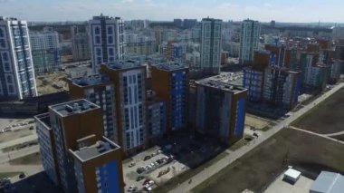 Şehir mahalle, yaz hava görünümünü banliyösünde. Görüntüleri. Hava yeni bölge görünümü ile kavşak ve yollar, evleri, binaları, parkları ve otoparklar