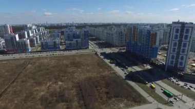 Şehir mahalle, yaz hava görünümünü banliyösünde. Görüntüleri. Hava yeni bölge görünümü ile kavşak ve yollar, evleri, binaları, parkları ve otoparklar