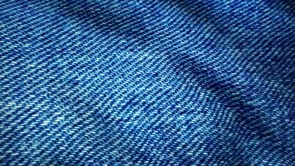 Blauer Hintergrund, Jeans-Hintergrund. Jeans Textur, Stoff. Textur des Materials von der Farbe der dunkelblauen Jeans mit Patches — Stockvideo