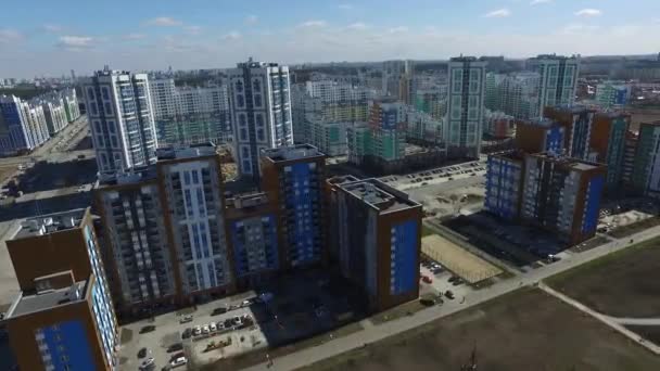 Barrio de la ciudad, suburbio en la vista aérea de verano. Filmación. Vista aérea del nuevo distrito con encrucijadas y carreteras, casas, edificios, parques y estacionamientos — Vídeos de Stock