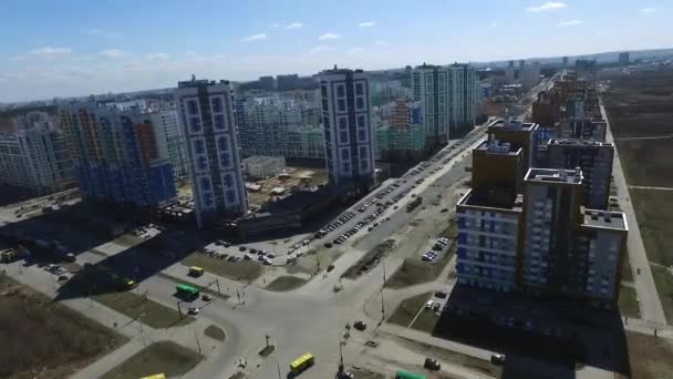 Stad buurt, wijk in de zomer luchtfoto. Beeldmateriaal. Nieuwe district luchtfoto met kruispunten en wegen, huizen, gebouwen, parken en parkeerplaatsen — Stockvideo