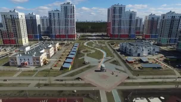 Kentsel gelişim. Görüntüleri. Yerleşim alanı akademik, yeni binalar. Ekaterinburg, Rusya Federasyonu. Uçan bir kamera tarafından havadan çekim — Stok video