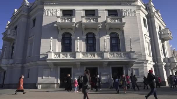 Edifício mais bonito de Ecaterimburgo. Filmagem. Edifício Opera Theatre. Atração turística turismo. Dia ensolarado — Vídeo de Stock